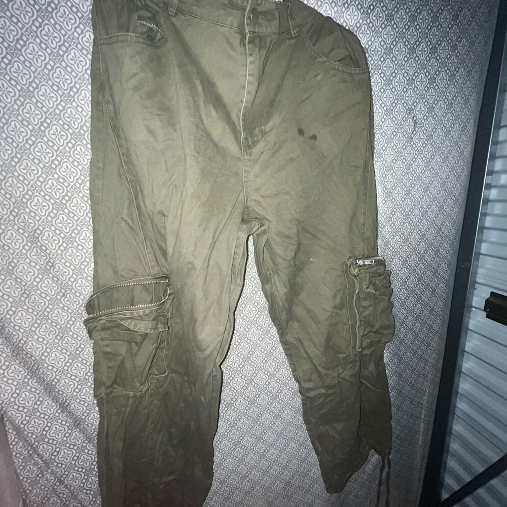 Woman’s Olive Cargo Pants - Picture 1 of 1